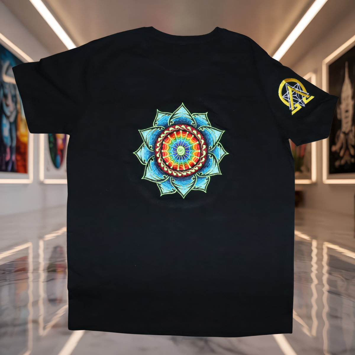 UV-T-Shirt „Lotus Spiral“ – Schwarz Vorderseite