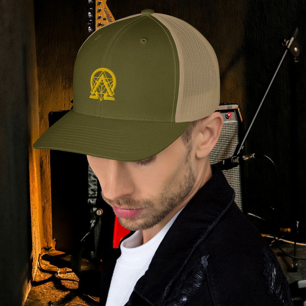 rnc4music Trucker-Cap – Oliv Vorderseite, Lifestyle