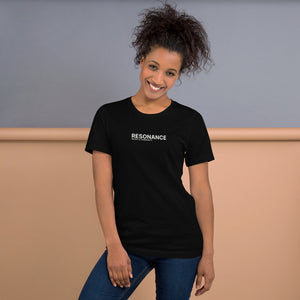RESONANCE MUSIC & COMMUNITY - Bella + Canvas 3001, Schwarz, Printful-Model-Mockup 2, Original-Logo vorne